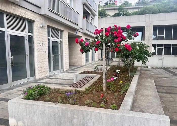 Zen With Private Garage Apartman
